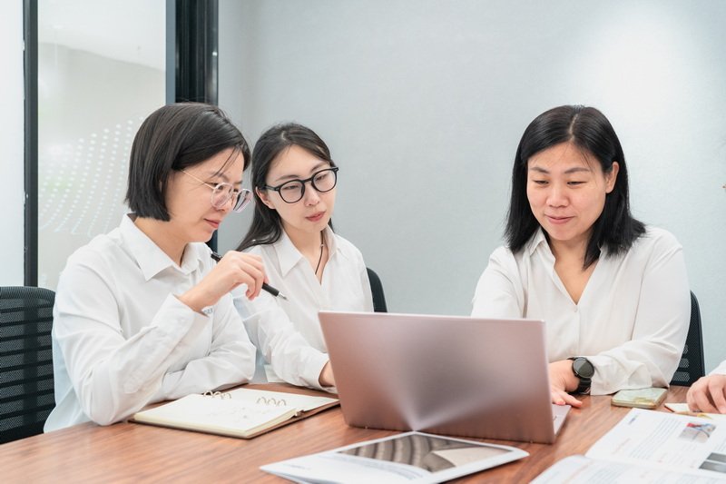 LANDU Sales Staff Meeting