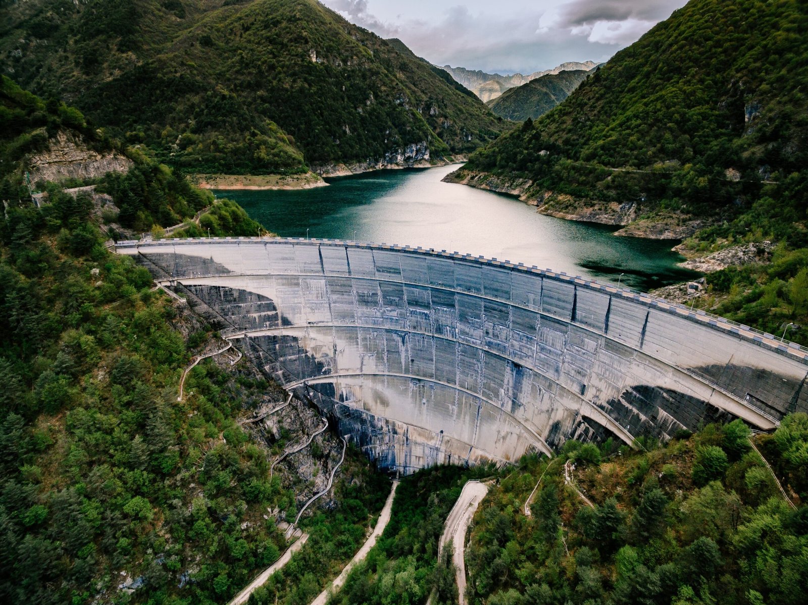 Hydroelectric dams and underground energy caverns